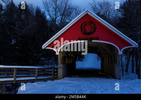 Flume Covered Bridge im Franconia Notch State Park in Lincoln, New Hampshire, bei Nacht. Diese Holzbrücke überquert den Pemigewasset River. Stockfoto