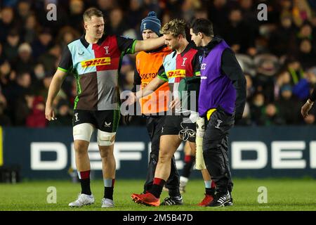 London, Großbritannien. 27. Dezember 2022. Will Evans aus Harlequins wird von Alex Dombrandt aus Harlequins getröstet, als er das Feld am 12./27. 27. Dezember 2022 2022 in London (Foto von Nick Browning/News Images) verletzte, während des Gallagher-Premiership-Spiels Harlequins vs Bristol Bears in Twickenham Stoop, London, Vereinigtes Königreich. (Foto von Nick Browning/News Images/Sipa USA) Guthaben: SIPA USA/Alamy Live News Stockfoto