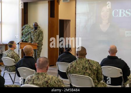 YOKOSUKA, Japan (18. Februar 2022) Oberst Waffenmeister Lucian King, Gastredner für die Zeremonie des Black History Month, ausgerichtet von Commander, Fleet Activities Yokosuka (CFAY) Multikulturelles Komitee, hält in der Kapelle der Hoffnung an Bord der CFAY eine Rede über die Bedeutung der schwarzen Geschichte. Seit mehr als 75 Jahren stellt CFAY Basiseinrichtungen und -Dienste zur Unterstützung der vorstationierten Marinekräfte, Mietbefehle und Tausenden von Militär- und Zivilpersonal und deren Familien der US-7.-Flotte zur Verfügung, wartet und betreibt diese. Stockfoto