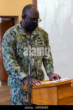 YOKOSUKA, Japan (18. Februar 2022) Oberst Waffenmeister Lucian King, Gastredner für die Zeremonie des Black History Month, ausgerichtet von Commander, Fleet Activities Yokosuka (CFAY) Multikulturelles Komitee, hält in der Kapelle der Hoffnung an Bord der CFAY eine Rede über die Bedeutung der schwarzen Geschichte. Seit mehr als 75 Jahren stellt CFAY Basiseinrichtungen und -Dienste zur Unterstützung der vorstationierten Marinekräfte, Mietbefehle und Tausenden von Militär- und Zivilpersonal und deren Familien der US-7.-Flotte zur Verfügung, wartet und betreibt diese. Stockfoto