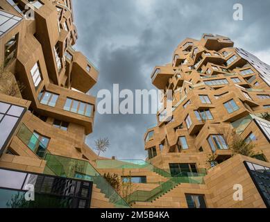 Amsterdam, Niederlande - 27. April 2022: Moderne futuristische Architektur namens Tal im Geschäftsviertel Zuidas in Amsterdam. Stockfoto