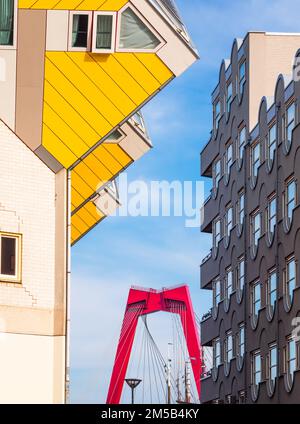 Rotterdam, Niederlande - 28. April 2022: Die gelben Würfelhäuser und die Willemsbrug-Brücke in Rotterdam Stockfoto