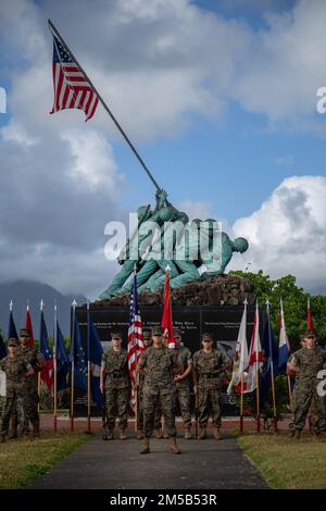 USA Marines mit dem Marine Unmanned Aerial Vehicle Squadron (VMU) 3, führen eine Entlastungs- und Ernennungszeremonie am Marine Corps Base Hawaii, Hawaii, am 18. Februar 2022 durch. Während der Zeremonie hat Sergeant Major Andrew Radford Sergeant Major Alejandro Garcia zum Sergeant Major der VMU-3 abgelöst. Die Zeremonie symbolisiert den Vertrauensübergang des ausscheidenden Sergeant Major an den neuen Sergeant Major. Stockfoto