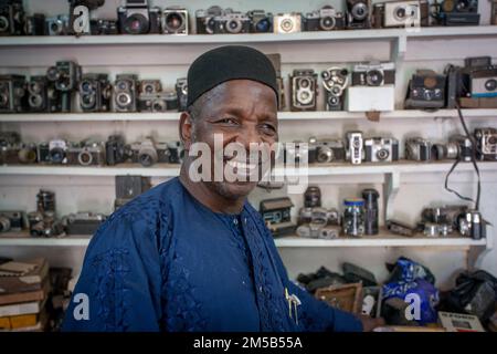 Der malische Fotograf Malick Sidibé in seiner Studioin Bamako, Mali, Westafrika. Stockfoto