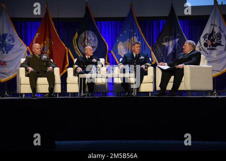 SAN DIEGO - ADM. Karl M. Shultz, Kommandant der Küstenwache, spricht vor den Teilnehmern der AFCEA/USNI West Konferenz 2022 in San Diego, 18. Februar 2022. Die AFCEA/USNI West ist eine jährliche Konferenz an der Westküste, die Kommunikation, Elektronik, Intelligenz, Informationssysteme, Bildgebung, Militärwaffensysteme, Luftfahrt und Schiffbauexperten diskutieren gemeinsam kritische, aktuelle Probleme in der Nation. Stockfoto