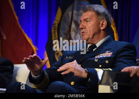 SAN DIEGO - ADM. Karl M. Shultz, Kommandant der Küstenwache, spricht vor den Teilnehmern der AFCEA/USNI West Konferenz 2022 in San Diego, 18. Februar 2022. Die AFCEA/USNI West ist eine jährliche Konferenz an der Westküste, die Kommunikation, Elektronik, Intelligenz, Informationssysteme, Bildgebung, Militärwaffensysteme, Luftfahrt und Schiffbauexperten diskutieren gemeinsam kritische, aktuelle Probleme in der Nation. Stockfoto