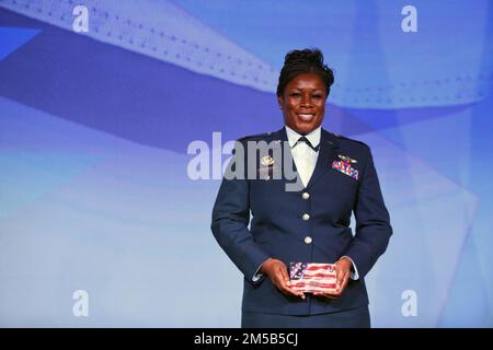 Army General Daniel Hokanson, Chief, National Guard Bureau, gratuliert BEYA Stars & Stripes Awardee Air Force Colonel Melinda Sutton, Chief of Aerospace Medicine, 102. Medical Group, 102. Intelligence Wing, Massachusetts National Guard, bei den 17. Annual Black Engineer of the Year (BEYA) Stars and Stripes Awards, Washington, D.C., 18. Februar, 2022. Stockfoto