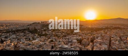 Ein wunderschöner Blick auf die antiken Gebäude in Athen, Griechenland bei Sonnenuntergang Stockfoto