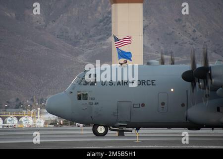 Die Nevada Air National Guard und ihre Familien begrüßten die Airmen vom 152nd Airlift Wing, der die letzten vier Monate damit verbracht hatte, im gesamten Verantwortungsbereich des U.S. Africa Command (AFRICOM) Luftaufnahmen und Luftaufnahmen zu liefern. Diese Flugbesatzung, Betreuer und das Logistik-Einsatzgeschwader Airmen waren seit 2018 beim ersten Einsatz der Air Expeditionary Force im Einsatz. Stockfoto