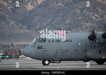 Die Nevada Air National Guard und ihre Familien begrüßten die Airmen vom 152nd Airlift Wing, der die letzten vier Monate damit verbracht hatte, im gesamten Verantwortungsbereich des U.S. Africa Command (AFRICOM) Luftaufnahmen und Luftaufnahmen zu liefern. Diese Flugbesatzung, Betreuer und das Logistik-Einsatzgeschwader Airmen waren seit 2018 beim ersten Einsatz der Air Expeditionary Force im Einsatz. Stockfoto