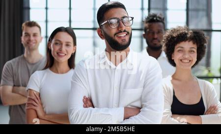 Lächelnd professionelle Führungskräfte und Mitarbeiter Gruppe team Portrait Stockfoto
