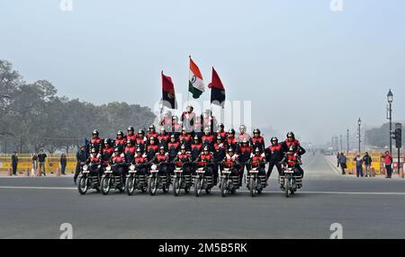 Neu-Delhi, Indien. 27. Dezember 2022. NEU-DELHI, INDIEN - 27. DEZEMBER: BSF's waghalsige Motorradmannschaft Seema Bhawani versucht am 27. Dezember 2022 in Neu-Delhi, Indien, einen Limca-Buchrekord auf dem Kartavya-Pfad. BSF Seema Bhawani, ein waghalsiges Motorradteam für Frauen, wurde im Jahr 2016 aufgezogen und hat einige beeindruckende Leistungen zu verdanken, darunter die zweimalige Demonstration ihrer Fähigkeiten anlässlich der Republic Day Parade in Rajpath, Neu Delhi in den Jahren 2018 und 2022. (Foto: Sanjeev Verma/Hindustan Times/Sipa USA) Guthaben: SIPA USA/Alamy Live News Stockfoto