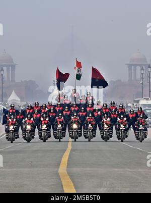 Neu-Delhi, Indien. 27. Dezember 2022. NEU-DELHI, INDIEN - 27. DEZEMBER: BSF's waghalsige Motorradmannschaft Seema Bhawani versucht am 27. Dezember 2022 in Neu-Delhi, Indien, einen Limca-Buchrekord auf dem Kartavya-Pfad. BSF Seema Bhawani, ein waghalsiges Motorradteam für Frauen, wurde im Jahr 2016 aufgezogen und hat einige beeindruckende Leistungen zu verdanken, darunter die zweimalige Demonstration ihrer Fähigkeiten anlässlich der Republic Day Parade in Rajpath, Neu Delhi in den Jahren 2018 und 2022. (Foto: Sanjeev Verma/Hindustan Times/Sipa USA) Guthaben: SIPA USA/Alamy Live News Stockfoto