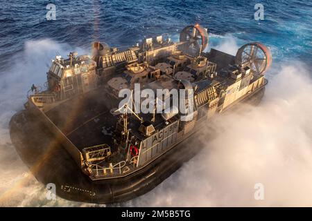 PACIFIC OCEAN (18. Februar 2022) Landungsschiff, Luftkissen an Assault Craft Unit (ACU) 5 befestigt, führt Bohrdeckoperationen mit dem Amphibienschiff USS Essex (LHD 2) der Wasp-Klasse vom 18. Februar 2022 durch. Matrosen und Marines der Essex Amphibious Ready Group (ARG) und der 11. MEU führen derzeit Routineeinsätze in der US-3.-Flotte durch. Stockfoto