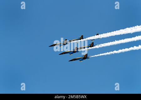 Blaue Engel fliegen in Formation. Stockfoto