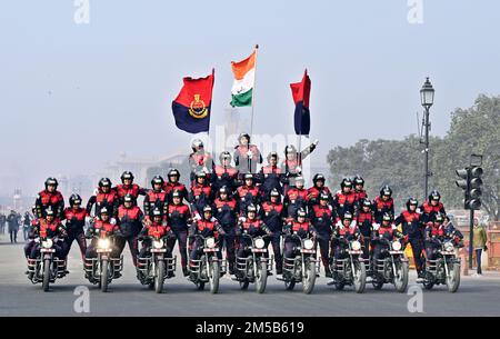 Neu-Delhi, Indien. 27. Dezember 2022. NEU-DELHI, INDIEN - 27. DEZEMBER: BSF's waghalsige Motorradmannschaft Seema Bhawani versucht am 27. Dezember 2022 in Neu-Delhi, Indien, einen Limca-Buchrekord auf dem Kartavya-Pfad. BSF Seema Bhawani, ein waghalsiges Motorradteam für Frauen, wurde im Jahr 2016 aufgezogen und hat einige beeindruckende Leistungen zu verdanken, darunter die zweimalige Demonstration ihrer Fähigkeiten anlässlich der Republic Day Parade in Rajpath, Neu Delhi in den Jahren 2018 und 2022. (Foto: Sanjeev Verma/Hindustan Times/Sipa USA) Guthaben: SIPA USA/Alamy Live News Stockfoto