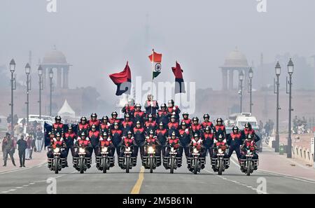 Neu-Delhi, Indien. 27. Dezember 2022. NEU-DELHI, INDIEN - 27. DEZEMBER: BSF's waghalsige Motorradmannschaft Seema Bhawani versucht am 27. Dezember 2022 in Neu-Delhi, Indien, einen Limca-Buchrekord auf dem Kartavya-Pfad. BSF Seema Bhawani, ein waghalsiges Motorradteam für Frauen, wurde im Jahr 2016 aufgezogen und hat einige beeindruckende Leistungen zu verdanken, darunter die zweimalige Demonstration ihrer Fähigkeiten anlässlich der Republic Day Parade in Rajpath, Neu Delhi in den Jahren 2018 und 2022. (Foto: Sanjeev Verma/Hindustan Times/Sipa USA) Guthaben: SIPA USA/Alamy Live News Stockfoto