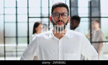 Lächelnd professionelle Führungskräfte und Mitarbeiter Gruppe team Portrait Stockfoto