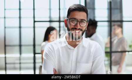 Lächelnd professionelle Führungskräfte und Mitarbeiter Gruppe team Portrait Stockfoto