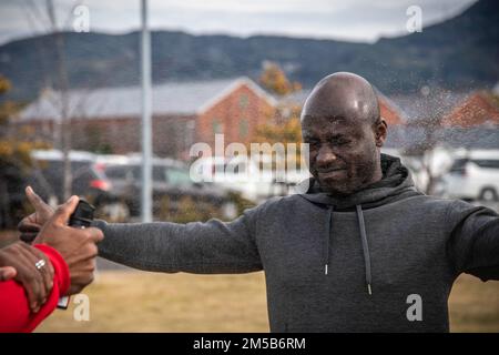 Chief Master-at-Arms Ezra Payton Sprays Hospital Corpsman 2. Klasse Paul Agyarkwa mit Oleoresin Capsicum (OC) Spray während des nicht-tödlichen Waffentrainings der Hilfssicherheitskräfte (ASF) Training bei CFAS am 18. Februar 2022. Das Personal der ASF nimmt an einem vierwöchigen Ausbildungslehrgang Teil, um sich während der Bedingungen für den verstärkten Schutz der Streitkräfte oder auf Anweisung des Befehlshabers der Anlage als Aufsteiger der Sicherheitskräfte der Marine einer Anlage zu qualifizieren. Stockfoto