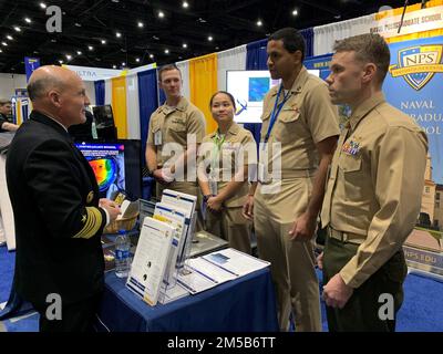 220218-N-MH203-1003 SAN DIEGO (18. Februar 2022) Chief of Naval Operations (CNO) ADM. Mike Gilday spricht während DER WEST 2022 mit Matrosen und Marines. Stockfoto