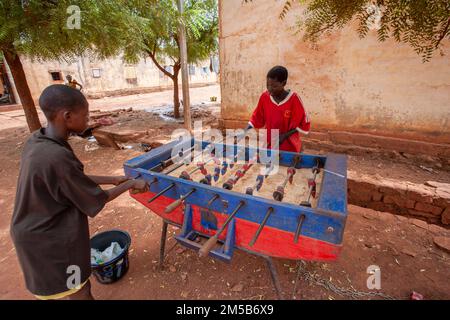 Bamako Street Life, Kinder bezahlen Tischfußball in Bamako, Mali, Afrika. Stockfoto