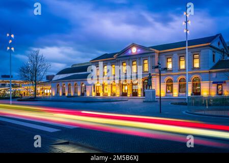 Blick auf den niederländischen Bahnhof Zwolle unter bewölktem Himmel Stockfoto