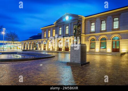 Blick auf den niederländischen Bahnhof Zwolle unter bewölktem Himmel Stockfoto