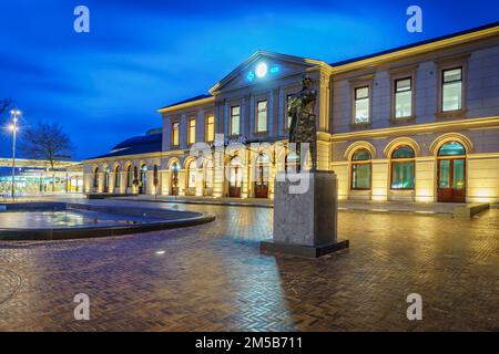 Blick auf den niederländischen Bahnhof Zwolle unter bewölktem Himmel Stockfoto