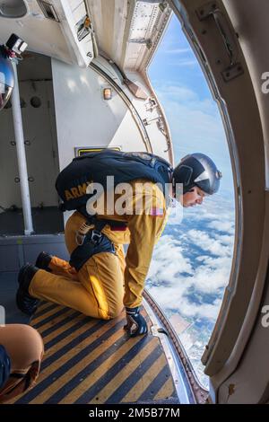 Sgt. 1. Klasse Morgan George aus den USA Das Army Parachute Team schaut am 18. Februar 2022 aus dem C-147A-Flugzeug in Homestead, Florida. Die USAPT führt ihren jährlichen Zertifizierungszyklus für die bevorstehende Ausstellungssaison durch. Stockfoto