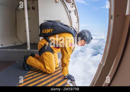 Sgt. 1. Klasse Morgan George aus den USA Das Army Parachute Team schaut am 18. Februar 2022 aus dem C-147A-Flugzeug in Homestead, Florida. Die USAPT führt ihren jährlichen Zertifizierungszyklus für die bevorstehende Ausstellungssaison durch. Stockfoto