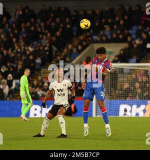 London, Großbritannien. 27. Dezember 2022. Chris Richards von Crystal Palace leitet den Ball vor Bobby Reid von Fulham beim Premier League-Spiel zwischen Crystal Palace und Fulham am 26. Dezember 2022 im Selhurst Park, London, England. Foto: Ken Sparks. Nur redaktionelle Verwendung, Lizenz für kommerzielle Verwendung erforderlich. Keine Verwendung bei Wetten, Spielen oder Veröffentlichungen von Clubs/Ligen/Spielern. Kredit: UK Sports Pics Ltd/Alamy Live News Stockfoto