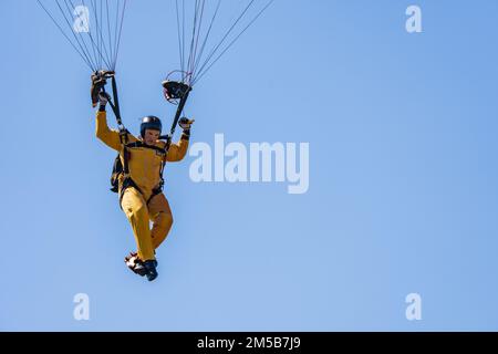 Sgt. 1. Klasse Morgan George aus den USA Das Army Parachute Team landet seinen Fallschirm für einen Trainingssprung am 18. Februar 2022 in Homestead, Florida. Die USAPT führt ihren jährlichen Zertifizierungszyklus für die bevorstehende Ausstellungssaison durch. Stockfoto