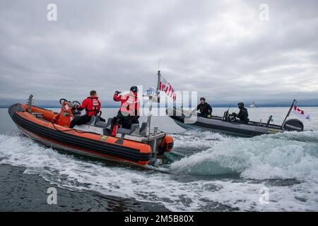 Mitglieder der Royal Canadian Navy von HMCS Yellowknife führen RHIB-Schulungen (Rigid Hull Inflatable Boat) mit den USA durch Mitglieder der Küstenwache in den Gewässern vor Victoria, British Columbia, Kanada, am 18. Februar 2022. Die Übung wurde durchgeführt, um Mitglieder der Royal Canadian Navy auf bevorstehende Einsätze zur Unterstützung der US-Drogenbekämpfungsoperationen vorzubereiten. (Foto der Royal Canadian Navy von Capt. Jamie Blois, Offizier für Öffentlichkeitsarbeit der CAF) Stockfoto