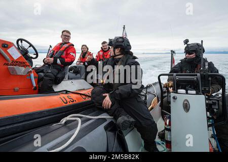 Mitglieder der Royal Canadian Navy von HMCS Yellowknife führen RHIB-Schulungen (Rigid Hull Inflatable Boat) mit den USA durch Mitglieder der Küstenwache in den Gewässern vor Victoria, British Columbia, Kanada, am 18. Februar 2022. Die Übung wurde durchgeführt, um Mitglieder der Royal Canadian Navy auf bevorstehende Einsätze zur Unterstützung der US-Drogenbekämpfungsoperationen vorzubereiten. (Foto der Royal Canadian Navy von Capt. Jamie Blois, Offizier für Öffentlichkeitsarbeit der CAF) Stockfoto