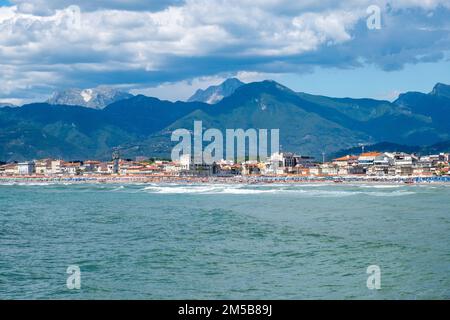Niedrige Wolken und hohe Berge über der Strandstadt Viareggio in Italien. Stockfoto