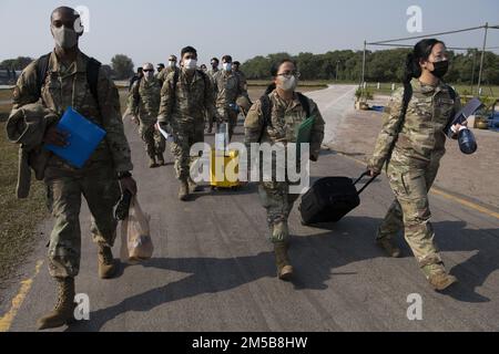 Die dem 36. Expeditions-Airlift-Geschwader zugeteilten Flugzeuge treffen in Bangladesch ein, um an der Übung Cope South 2022 auf der Bangladesh Air Force (BAF)-Basis Bangabandhu teilzunehmen. 18. Februar 2022. Übung Cope South bietet eine Gelegenheit, die Interoperabilität zwischen den USA zu stärken Air Force und BAF. Mehr als 70 US-Dollar Im Rahmen der taktischen Lufttransportübung trainieren die Flugzeuge und das Personal der 300 Bangladesch-Luftwaffe gemeinsam für Aufgaben und evaluieren ihre Fähigkeiten. Stockfoto