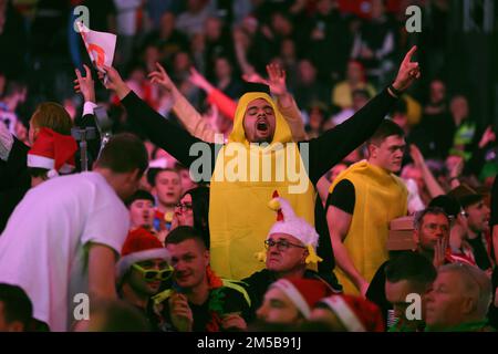 Alexandra Palace, London, Großbritannien. 27. Dezember 2022. 2022/23 PDC Cazoo World Darts Championships Day 10 Abendveranstaltung; Darts-Fans in schickem Kleid Gutschrift: Action Plus Sports/Alamy Live News Stockfoto