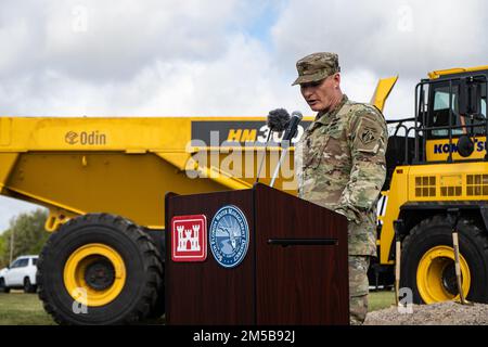 Freitag, 18. Februar 2022, USA Das Armeekorps der Ingenieure mit unseren Partnern auf Landes- und Bundesebene hat mit dem bahnbrechenden Projekt der Indian River Lagoon-South C-23/24 Stormwater Treatment Area einen gewaltigen Meilenstein erreicht. Es ist das erste wichtige Bauwerk des Projekts India River Lagoon-South, das die C-23- und C-24-Becken in St. Lucie. Das ist ein Wendepunkt für uns. Wir haben gerade den Bau des C-44 Reservoirs und des Stormwater Treatment Area Komplexes abgeschlossen, wir bringen C-23/24 Komponenten in den Boden und den Bau der Indian River Lagoon-Sou Stockfoto