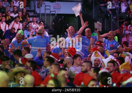 Alexandra Palace, London, Großbritannien. 27. Dezember 2022. 2022/23 PDC Cazoo World Darts Championships Day 10 Abendveranstaltung; Darts-Fans in schickem Kleid Gutschrift: Action Plus Sports/Alamy Live News Stockfoto