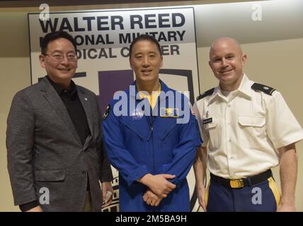 Leutnant Cmdr. Jonny Kim, Center, ein Naval Astronaut, posiert für ein Foto mit LT. Colonel Jason Blaylock, rechts, Leiter der medizinischen Abteilung, und Dr. Kevin Chung, Vorsitzender der medizinischen Abteilung, am Uniformed Services University in Clark Auditorium am Walter Reed National Military Medical Center (WRNMMC), 18. Februar 2022. Kim veranstaltete einen Vortrag bei WRNMMC, diskutierte seine vielfältige Karriere und bot Militär- und Medizinern professionelle Entwicklungsberatung an. Stockfoto