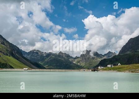 Allgemeine Landschaft am Bielerhöhe Stausee Reservoir, auch bekannt als Silvretta See, auf der Silvretta Hochalpenstraße in den Silvretta-Alpen des österreichischen Tirols Stockfoto