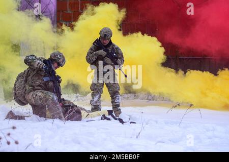 Staff Sgt. John Taylor und Staff Sgt. David Greenwood, 926. Studenten des Kurses Security Forces Squadron Defenders and Integrated Defense Leadership, suchen nach einem gegnerischen Mitglied für intel, während sie während einer Übung im Camp James A. Garfield Joint Military Training Center, Ohio, 18. Februar 2022 ihre Position angreifen. Die Defenders und ihre Teammitglieder haben während des Angriffs kritische Komponenten und Waffen wiedergefunden. IDLC ist ein intensives, zweiwöchiges, praxisorientiertes Lernerlebnis, das Reserve Defenders dabei helfen soll, Kampfbereitschaft zu erreichen und aufrechtzuerhalten. Das IDLC hat seinen Sitz im Youngstown Air Reserve Stockfoto