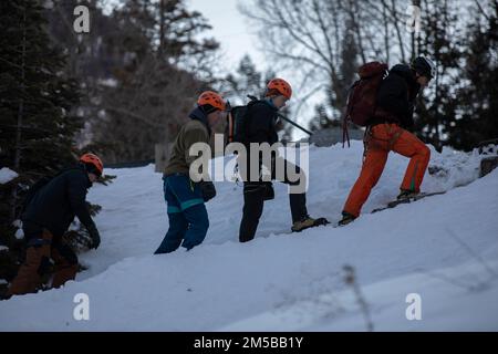 4. Soldaten der Infanterie-Division nehmen an einer Eisklettertour mit dem Programm Better Opportunities for Single Soldiers (BOSS) und dem Outdoor Recreation Center, Directorate of Family and Morale, Welfare and Recreation, 18.-19. Februar 2022, in Ouray, Teil. Colorado. BOSS bietet alleinstehenden Soldaten eine Vielzahl von Möglichkeiten, die in Fort Carson, Colorado, leben. Stockfoto