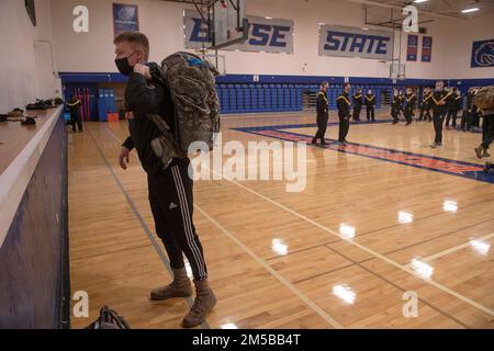 Ein ROTC-Kadett der Boise State University bereitet sich auf einen morgendlichen raufmarsch auf dem Boise Greenbelt Trail vor. Während die frühen Morgenformationen am Montag, Mittwoch und Freitag Teil des Trainings sind, verlegen die Kadetten des Bronco-Bataillons nun das routinemäßige Feldtraining von den Hügeln mit Blick auf die Stadt Boise zu Einrichtungen auf dem Gowen-Feld der Nationalgarde von Idaho und dem Orchard Combat Training Center. Das sich schnell zu einem nationalen Schulungsziel für alle Niederlassungen in den USA entwickelt Militär. Das Büro für visuelle Informationen der Nationalgarde der Idaho-Armee wird folgen Stockfoto