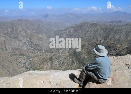 Reisende im Qohaito im Süden Eritreas mit Blick auf den Adi Alauti Canyon Stockfoto