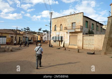 Reisende nutzen den Stadtplan, um die historische Umgebung von Asmara in Eritrea zu erkunden Stockfoto