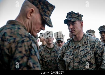 PEARL HARBOR (20. FEBRUAR 2022) USA Marinekorps Major Troy Black, Sergeant Major des Marinekorps, hört auf eine Frage von Sergeant Kurt Beyers, einem Truppenführer, der dem Landungsteam 1/1, 11. Marine Expeditionary Unit (MEU), zugeteilt wurde, während eines ausgezeichneten Besuchs an Bord des Amphibienschiffs USS Essex der Wasp-Klasse (LHD 2), 20. Februar, 2022. Matrosen und Marines der Essex Amphibious Ready Group (ARG) und des 11. MEU besuchen die Joint Base Pearl Harbor-Hickam, während sie in der US-3.-Flotte tätig sind. Stockfoto