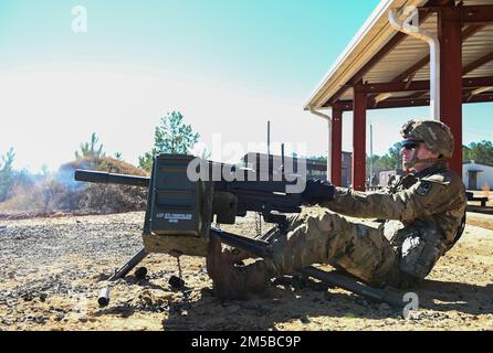 USA Soldaten der Nationalgarde mit dem 1-178. Feldartillerie-Bataillon, 263. Army Air Missile Defense Command, South Carolina National Guard, führen am 19. Februar 2022 eine Feuerübung durch, Fort Jackson, South Carolina. Die Veranstaltung konzentrierte sich auf den Einsatz von Waffen, die von der Besatzung bedient werden, für Einsätze auf- und abgesegneter Schiffe und auf die Kampfbereitschaft der Einheit insgesamt. Stockfoto
