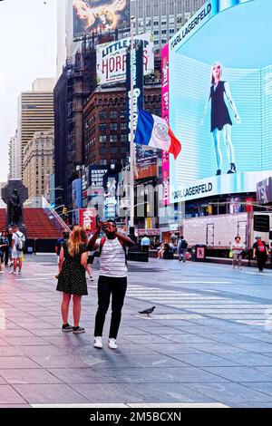 Touristen machen Selfies am Times Square Stockfoto